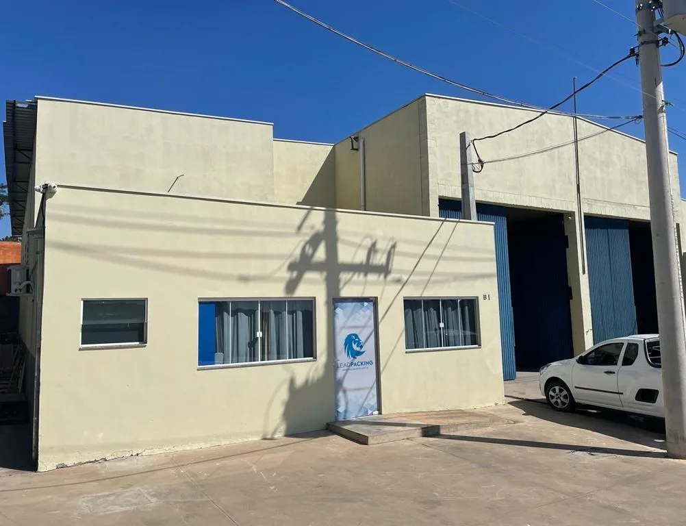 Fachada da fábrica Leadpacking com o logotipo do leão na parede